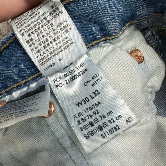 Levis 501 Light Wash Blue Mens 30x31 Straight Leg Button Fly Denim Jeans Red Tab - Picture 4 of 14